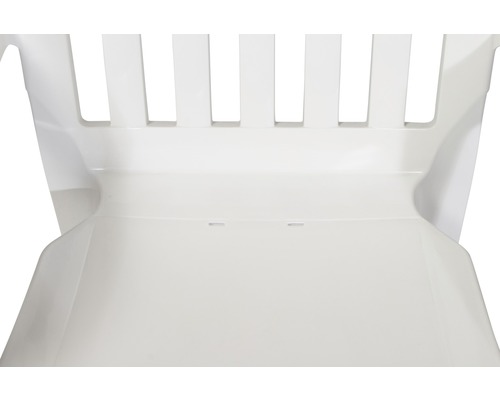 Detailansicht eines weißen Gartenstuhls aus Kunststoff