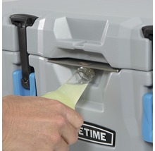 Eine Person öffnet eine Glasflasche an einem Getränkekühler.