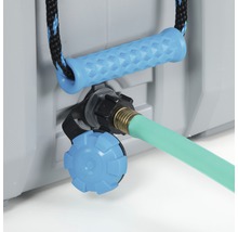 Detailansicht eines Wasserkanisters mit Wasserhahn und Schlauchanschluss.