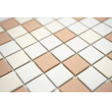 Nahaufnahme von Mosaikfliesen in quadratischer Form