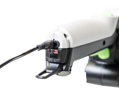 Akkusauger mit eingestecktem Ladekabel