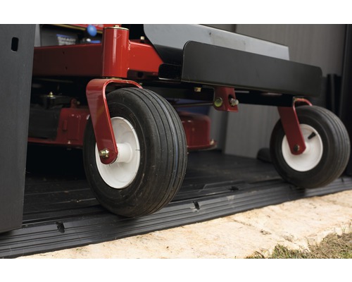 Nahaufnahme eines Rasenmähers mit Reifen in einem Geräteschuppen