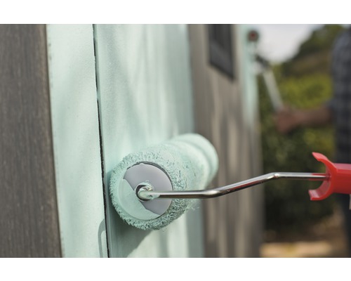 Anstreichen einer Fassade mit einer Farbwalze