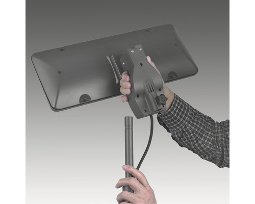 Montage einer LED-Außenleuchte an einem Mast