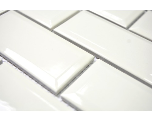 Nahaufnahme von rechteckigen Wandfliesen im Metro-Stil