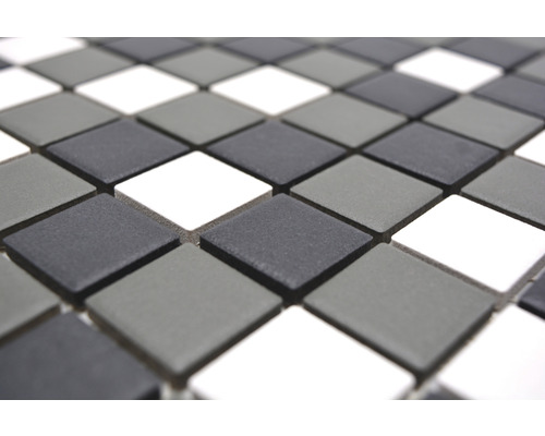 Mosaikfliesen in quadratischer Form, verschiedene Grautöne