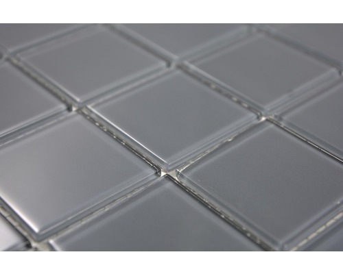 Detailaufnahme von grauen Glasmosaikfliesen in quadratischer Form
