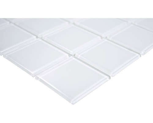 Detailaufnahme von weißen Glasmosaikfliesen