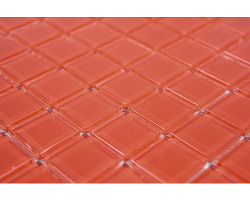 Nahaufnahme von roten Glasmosaikfliesen im Diamantmuster