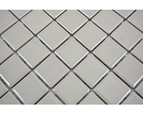 Nahaufnahme von quadratischen Mosaikfliesen