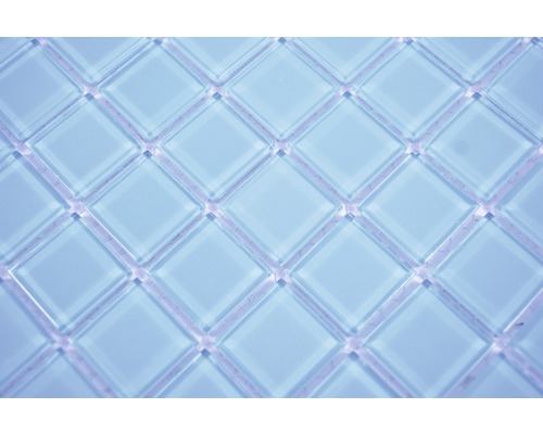 Detailaufnahme einer Glasmosaikfliese mit quadratischen Elementen
