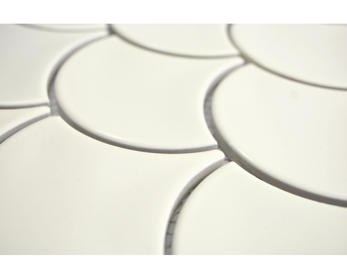 Detailaufnahme von Mosaikfliesen in Fischschuppenform