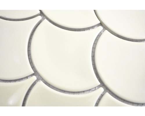 Nahaufnahme von Mosaikfliesen in Schuppenform