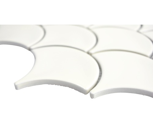 Fächerförmige Keramikfliesen im Detail