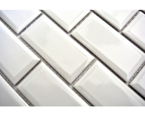 Rechteckige, glänzende Fliesen im Fischgrätmuster