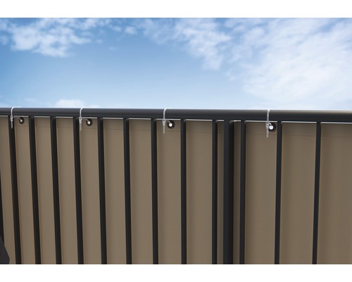 Sichtschutzzaun mit Befestigung im Außenbereich.