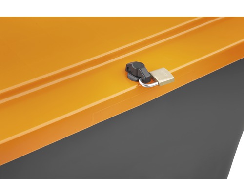 Detailansicht einer Aufbewahrungsbox mit Vorhängeschloss