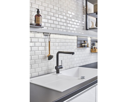 Küchenszene mit Spüle, Armatur und Metrofliesen