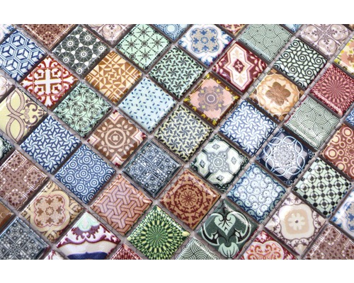 Detailansicht eines Mosaiks aus quadratischen Fliesen mit verschiedenen Mustern
