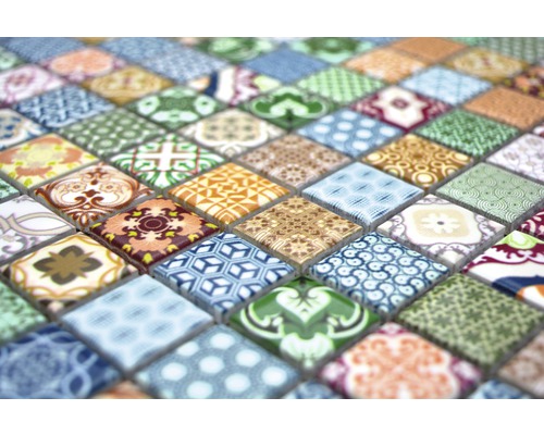Quadratische Mosaikfliesen mit verschiedenen Mustern