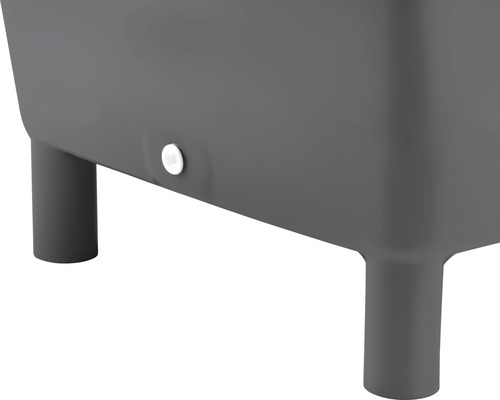 Detailansicht eines Pflanzgefäßes mit Füßen und Wasserablauf