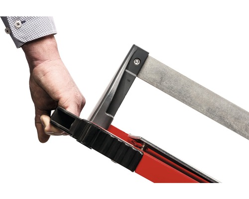 Hand hält eine Winkellehre