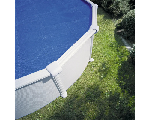 Aufstellpool mit Poolabdeckung im Garten