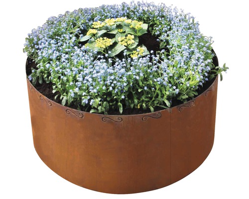 Blumenbeet mit Stahlumrandung und blühenden Pflanzen