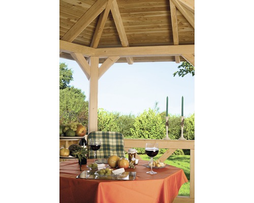 Holzpavillon mit Tisch, Speisen und Getränken für eine Mahlzeit im Freien