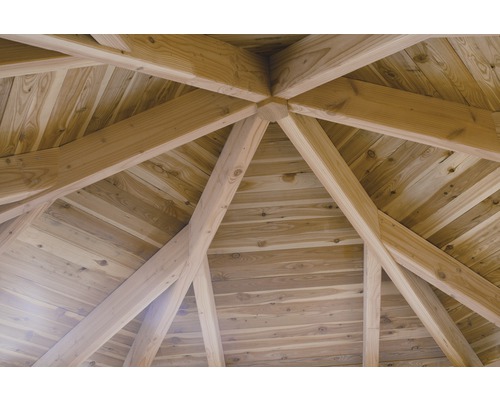 Detailaufnahme der Holzkonstruktion eines Gartenhauses.