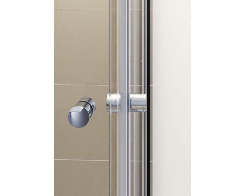 Detailansicht einer Duschkabine mit Griff und Beschlägen