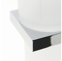 Detailansicht einer Waschbeckenarmatur mit quadratischer Basis.