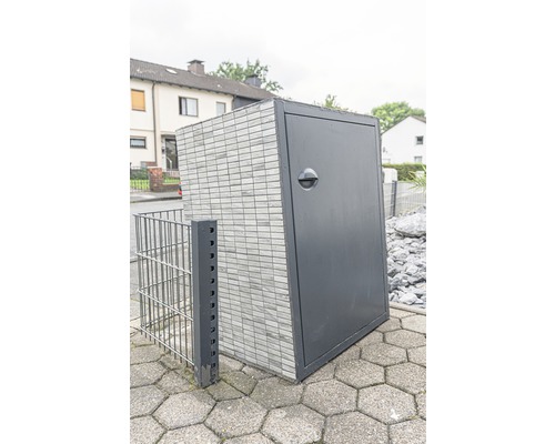 Graue Mülltonnenbox mit Tür und Ziegelmuster