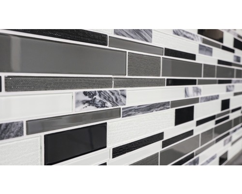 Detailaufnahme einer Mosaikfliese mit rechteckigen Glas- und Marmorstücken