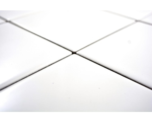 Detailaufnahme von verlegten weißen Fliesen mit Fugen