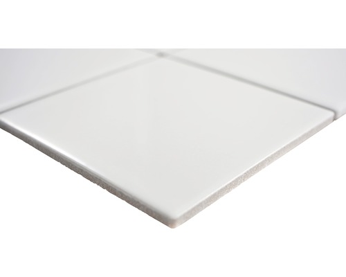 Detailaufnahme einer weißen Keramikfliese