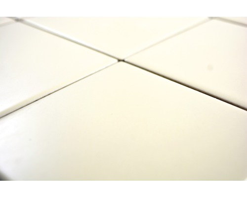 Nahaufnahme von hellen quadratischen Fliesen mit Fugen