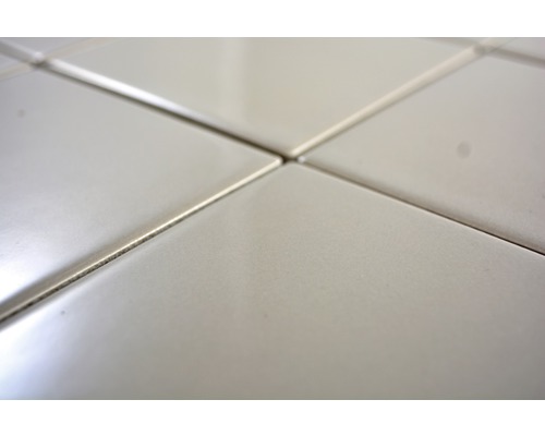 Nahaufnahme von verlegten Fliesen mit Fugen