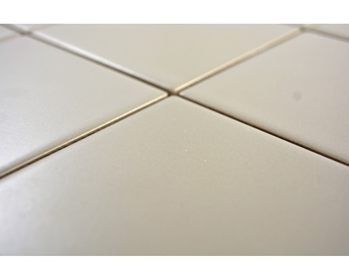 Nahaufnahme von verlegten Fliesen mit Fugenmasse