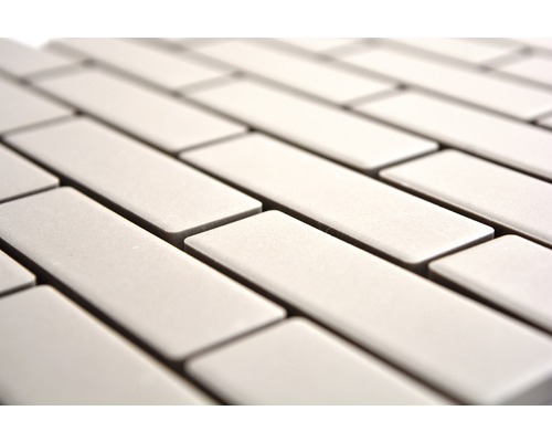 Rechteckige Mosaikfliesen aus Keramik im Detail