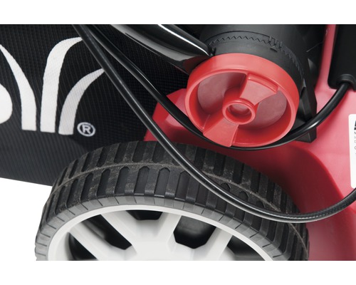 Detailansicht eines Rasenmähers mit Fangkorb und rotem Einstellrad
