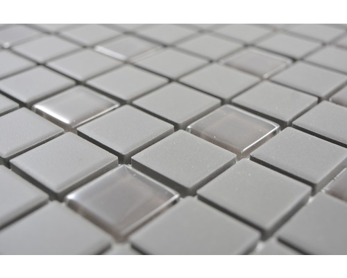 Nahaufnahme von kleinen, quadratischen Mosaikfliesen.