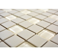 Nahaufnahme von hellen Mosaikfliesen aus Keramik und Glas
