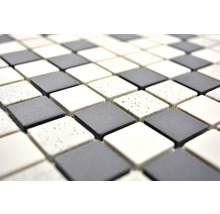 Quadratische Mosaikfliesen in Schachbrettmuster