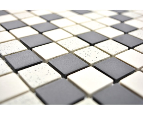Quadratische Mosaikfliesen in Schachbrettmuster
