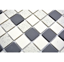 Mosaikfliesen mit quadratischen Steinen