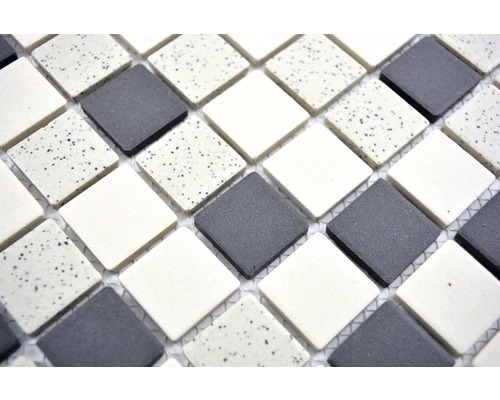 Mosaikfliesen mit quadratischen Steinen