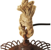 Detailaufnahme einer Lampe mit Seilaufhängung und Metallkorb