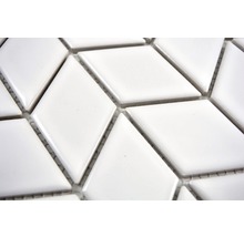 Detailaufnahme von weißen Rautenmosaikfliesen.