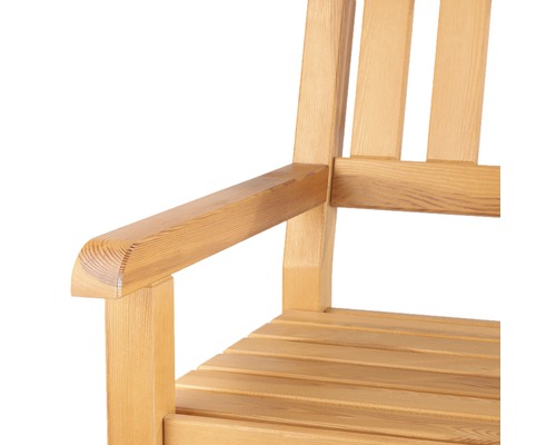 Detailaufnahme einer Gartenbank aus Holz mit Armlehne